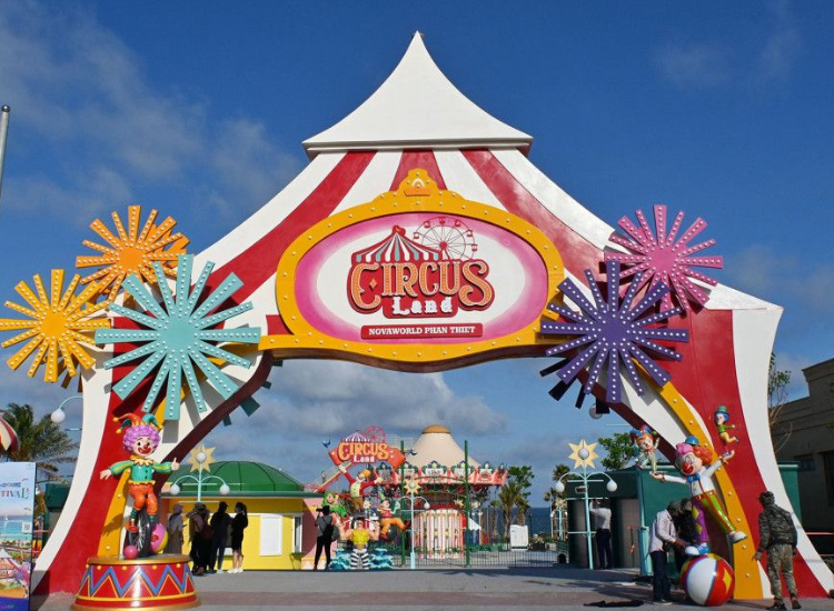 Du khách check-in Circus Land NovaWorld trong hành trình khám phá Phan Thiết 2026