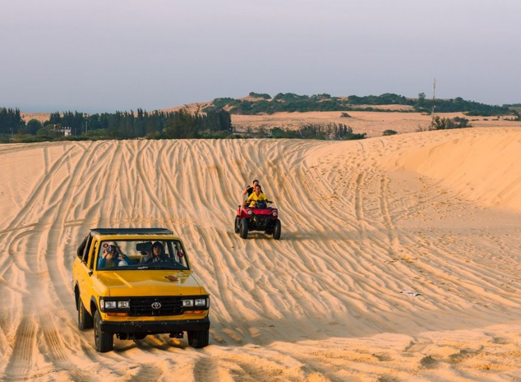 Du khách trải nghiệm jeep tour tại Bàu Trắng khi du lịch Mũi Né lễ 30/4