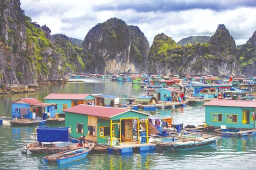 Làng chài Cửa Vạn