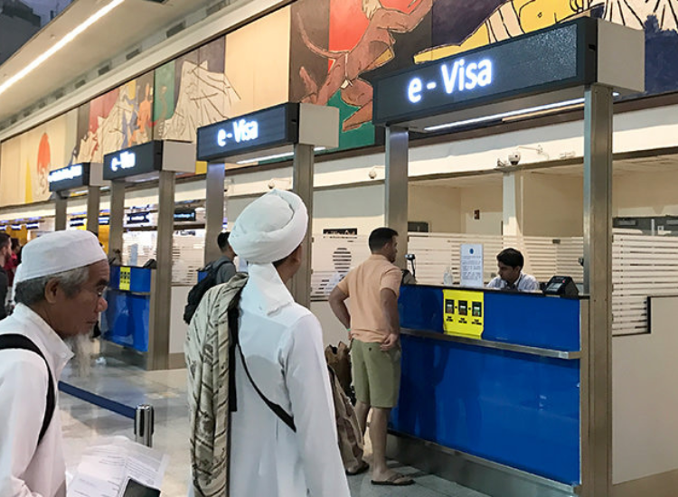Kiểm tra visa tại sân bay