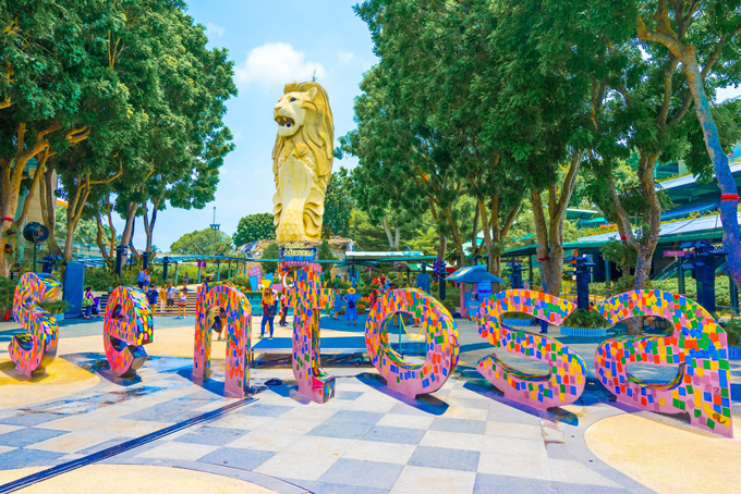 Đảo Sentosa cũng có một bức tượng nhân sư nhưng kích thước lớn hơn nhiều so với phiên bản ở Merlion park. Đảo Sentosa cũng có một bức tượng nhân sư nhưng kích thước lớn hơn nhiều so với phiên bản ở Merlion park.