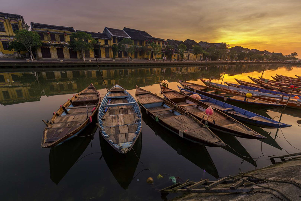 1. Hội An, Việt Nam: Hội An với những dãy nhà cổ nối tiếp cùng các đền chùa với kiến trúc lâu đời là địa điểm du lịch hấp dẫn của Việt Nam. Các nhà hàng và khách sạn đang phát triển nhanh 2 bên bờ sông Thu Bồn đáp ứng lượng du khách lớn tới đây hàng ngày. Bạn có thể lựa chọn ngồi lên một chiếc thuyền gỗ đi dọc dòng sông để có một trải nghiệm đáng nhớ.