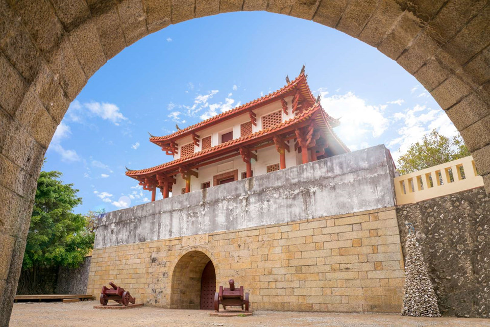 2. Đài Nam, Đài Loan, Trung Quốc: Đài Nam là một trong những thành phố lâu đời nhất ở Đài Loan, nổi tiếng với nhiều ngôi đền, chùa cổ. Bạn có thể đi dọc theo những con phố hay hẻm nhỏ của thành phố là cách tốt nhất để khám phá những địa danh lịch sử lâu đời như cổng Ninh Nam (ảnh) và đền Tam Sơn Quốc Vương.