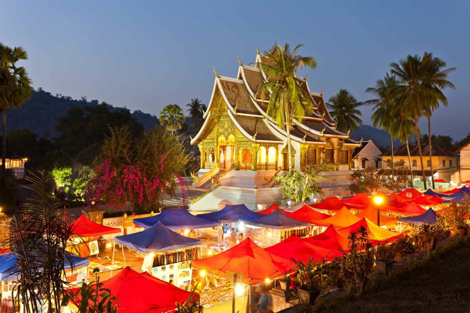 3. Luangprabang, Lào: Luangprabang là thành phố nằm trên bán đảo ở ngã 3 sông Mekong và sông Nam Khan. Các tòa nhà theo lối kiến trúc thời Pháp thuộc đan xen với những ngôi đền cổ kính, cùng với các nhà hàng và khu mua sắm luôn rất thu hút với mọi du khách tới đây.