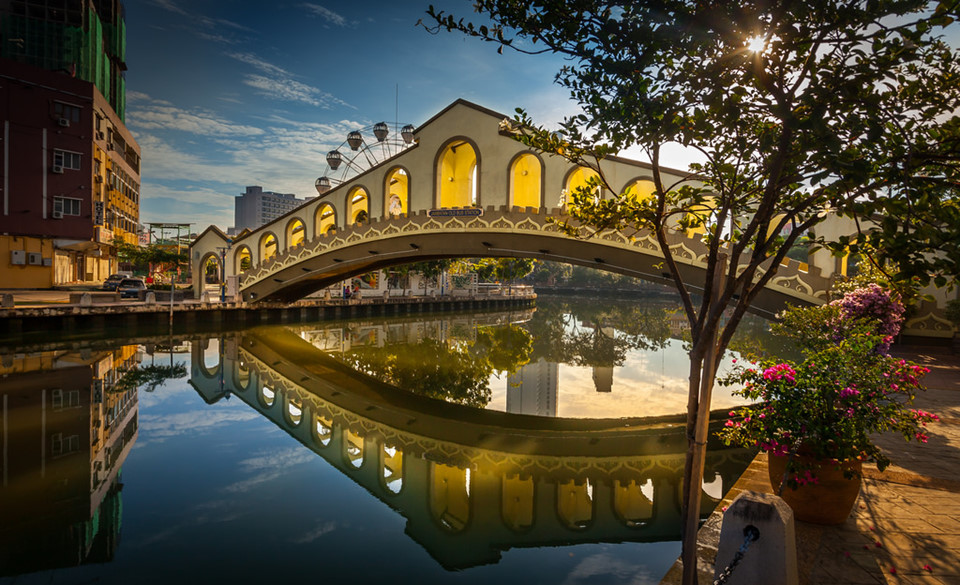 5. Malacca, Malaysia: Malacca là thành phố lịch sử với nhiều pháo đài, tháp, nhà thờ, bảo tàng... có từ thời Anh, Bồ Đào Nha, Hà Lan đô hộ nơi đây. Tới đây bạn có thể thoải mái tham quan khu phố mua sắm Jonker hoặc đến bãi biển Tanjung Kling để thư giãn và tận hưởng ánh nắng.