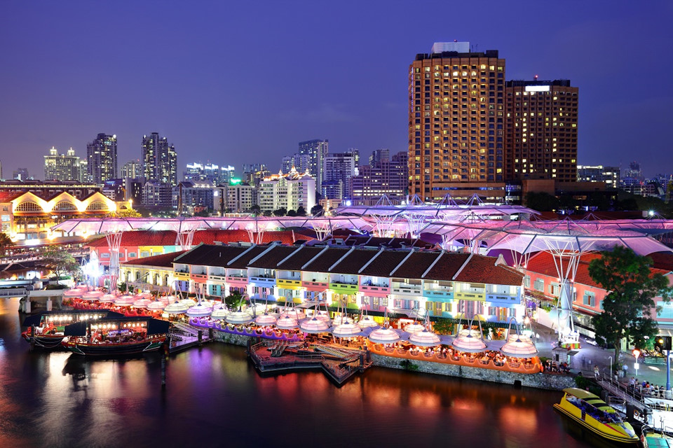 6. Bến Clarke, Singapore: Bến Clarke là một trong ba bến cảng ở Singapore, nơi đây thực sự trở nên sôi động vào buổi tối. Các nhà hàng và khu giải trí, quán bar san sát nhau với lối kiến trúc thuộc địa cổ mang đến cho du khách trải nghiệm ăn uống bên bờ sông và vui chơi giải trí về đêm hấp dẫn.