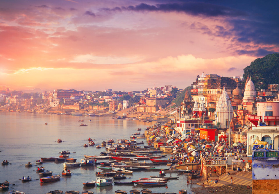 7. Varanasi, Ấn Độ: Varanasi là một thành phố linh thiêng dành cho người theo đạo Hindu trên khắp thế giới. Các tín đồ thường tới đây tham gia các nghi lễ, nghi thức tìm kiếm sự thanh thản tâm hồn bên bờ sông Hằng. Ngoài ra du khách có thể khám phá những con phố, ngõ hẻm đầy màu sắc để hiểu rõ hơn về nét văn hóa của người Ấn Độ.