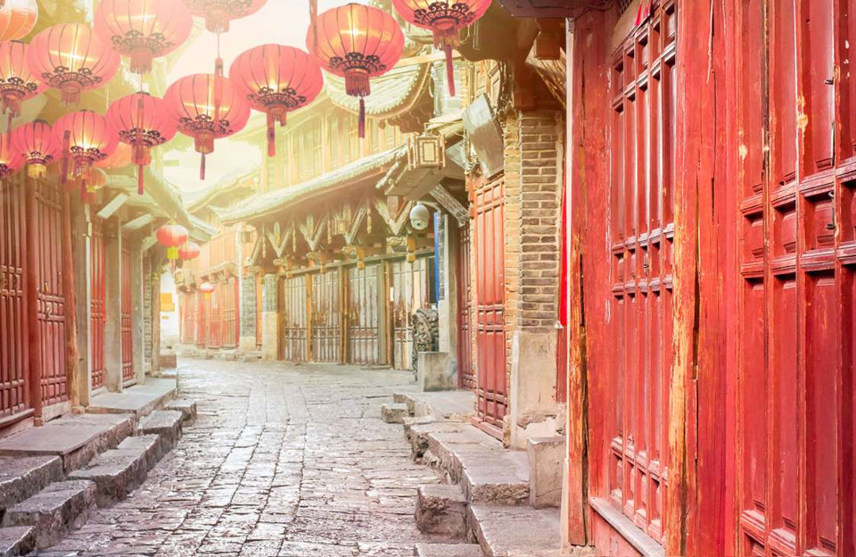 8. Lệ Giang, Trung Quốc: Thị trấn nằm ở phía tây nam tỉnh Vân Nam, Trung Quốc này thu hút du khách bằng sự pha trộn vẻ đẹp kiến trúc, văn hóa và lịch sử. Lệ Giang là một Di sản Thế giới được UNESCO công nhận, mang kiến trúc cổng vòm độc đáo cùng sân trong, với lối kiến trúc Naxi, một dân tộc thiểu số ở Trung Quốc.