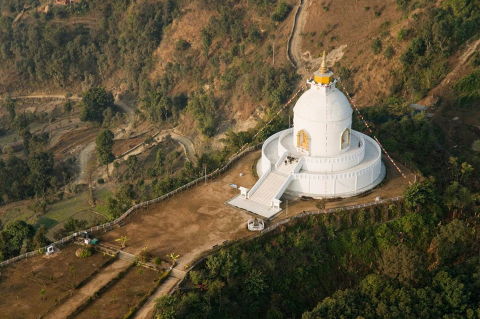 9. Pokhara, Nepal: Thị trấn cổ Pokhara có đầy đủ mọi thứ mà du khách cần, từ khung cảnh thanh bình, núi non hùng vĩ, nhà hàng sang trọng, các chuyến phiêu lưu hấp dẫn. Để ngắm được toàn cảnh Pokhara và dãy núi Annapurna, du khách có thể đi bộ đến chùa Hòa Bình Thế Giới (ảnh), vốn được các nhà sư Phật Giáo xây dựng trên một sườn núi sát hồ Phewa.