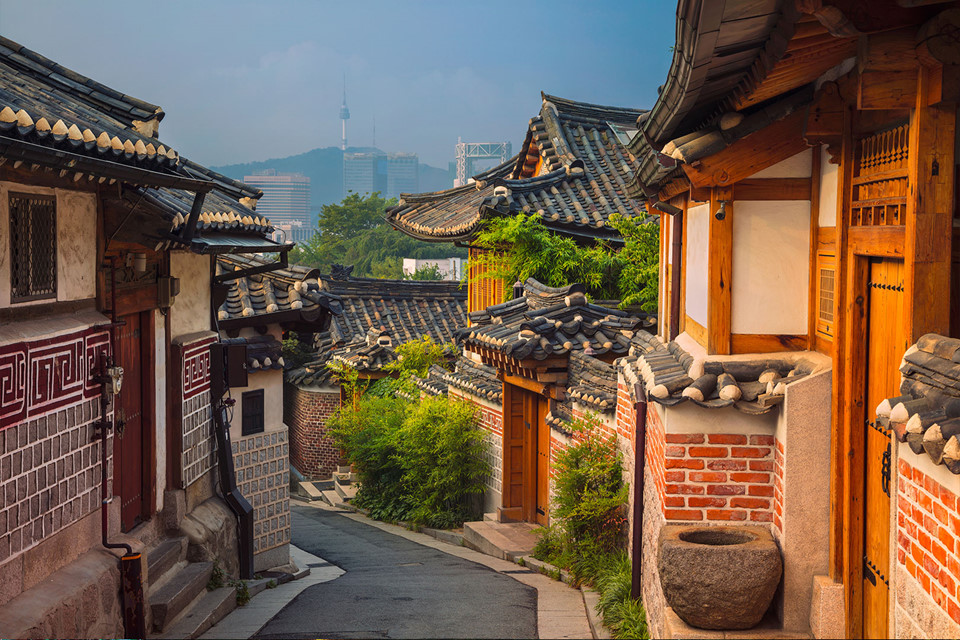 10. Seoul, Hàn Quốc: Thủ đô của Hàn Quốc là điểm du lịch hấp dẫn du khách với những đền chùa, đường mòn, công viên và các cung điện cổ xưa. Một điều đặc biệt khi ghé tham quan Seoul là bạn có thể chiêm ngưỡng những ngôi nhà gỗ truyền thống Hàn Quốc gọi là hanok, nằm rải rác 2 bên những con hẻm nhỏ của thành phố.