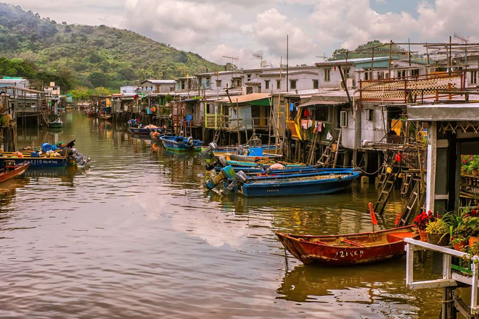 11. Tai O, Hong Kong, Trung Quốc: Tai O là một làng chài cổ với những ngôi nhà nổi cuối cùng còn sót lại ở Hong Kong. Tai O nằm ven biển được bao quanh bởi những ngọn núi hùng vĩ, đây là nơi có chợ hải sản nổi hấp dẫn, du khách có thể đi dọc theo các quầy hàng và mua sắm những món hải sản khô không nơi nào có.