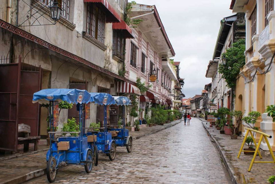 12. Vigan, Philippines: Vigan là một khu phố cổ mang kiến trúc thời thuộc địa Tây Ban Nha từ thế kỷ 16 của Philippines. Dọc các con phố là những đường lát đá cuội tuyệt đẹp, cùng khung cảnh lãng mạn 2 bên đường đủ để gây ấn tượng với bất kỳ ai tới đây.