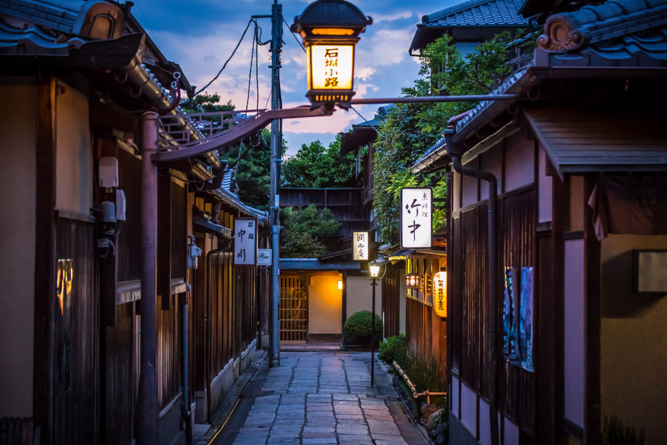13. Kyoto, Nhật Bản: Thành phố Kyoto cổ kính hấp dẫn du khách từ những đền chùa, ngõ phố, con hẻm, những khu vườn phong cách thiền (Zen) tuyệt đẹp, những khách sạn hiếu khách và nét văn hóa độc đáo. Ngoài ra tới đây bạn có thể thưởng thức đồ ăn tại các nhà hàng, quán cà phê, sushi gắn sao Michelin quanh thành phố, giúp thay đổi vị giác ẩm thực của bạn.