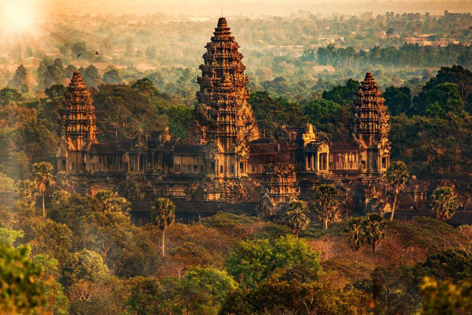 14. Angkor, Campuchia: Thị trấn cổ Angkor là nơi có công trình tôn giáo lớn nhất thế giới, Angkor Wat. Nơi đây từng là king đô của đề quốc Khmer, phát triển rực rỡ vào thế kỷ thứ 9 đến 15. Du khách tới đây có thể tham quan những Angkor Thom và Ta Prohm, 2 địa điểm từng xuất hiện trong phim Tomb Raider, hay những đền cổ nằm rải rác khắp thị trấn.