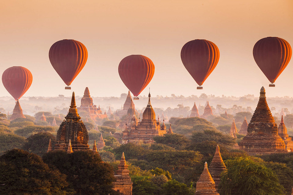 15. Bagan, Myanmar: Xứ sở cổ tích Bagan nổi tiếng với hơn 2.000 ngôi đền, chùa cổ được xây dựng trong khoảng từ năm 1057-1287, nằm rải rác trên một khu vực bình nguyên có diện tích 100 km2 này. Nơi đây đã từng là kinh đô của vương quốc Pagan (thế kỷ 10 đến 13), để khám phá được toàn cảnh Bagan bạn có thể lựa chọn tham quan bằng khinh khí cầu từ trên không.