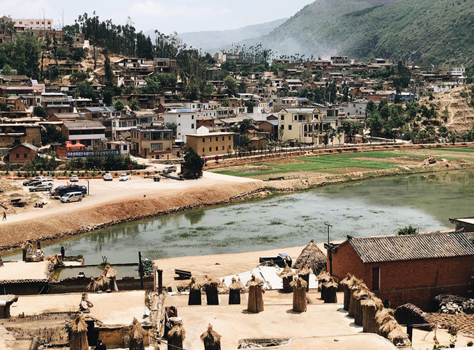 Lư Tây Thành Tử là ngôi làng nằm ở phía nam thị trấn Vĩnh Ninh, tỉnh Vân Nam, Trung Quốc. Những năm gần đây, nhiều khách du lịch trong và ngoài nước tìm đến tham quan vì kiến trúc độc đáo của ngôi làng hơn 500 tuổi. Lư Tây Thành Tử là ngôi làng nằm ở phía nam thị trấn Vĩnh Ninh, tỉnh Vân Nam, Trung Quốc. Những năm gần đây, nhiều khách du lịch trong và ngoài nước tìm đến tham quan vì kiến trúc độc đáo của ngôi làng hơn 500 tuổi.