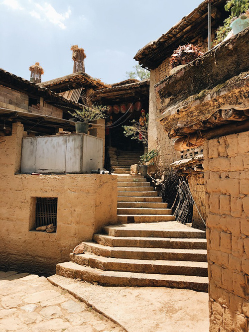 Cứ mỗi hai, ba căn nhà lại có chung một bậc thang bằng đá, chất đầy củi khô hai bên lối đi. Vào mùa thu hoạch, trước cửa nhà người dân treo đầy bắp. Ngô được buộc thành túm, vàng ươm trong ánh nắng mặt trời. Đường đất hẹp và lối đi uốn lượn quanh ngọn đồi khiến du khách như đang dạo bước trong mê cung. Cứ mỗi hai, ba căn nhà lại có chung một bậc thang bằng đá, chất đầy củi khô hai bên lối đi. Vào mùa thu hoạch, trước cửa nhà người dân treo đầy bắp. Ngô được buộc thành túm, vàng ươm trong ánh nắng mặt trời. Đường đất hẹp và lối đi uốn lượn quanh ngọn đồi khiến du khách như đang dạo bước trong mê cung.n-nam-ivivu-4