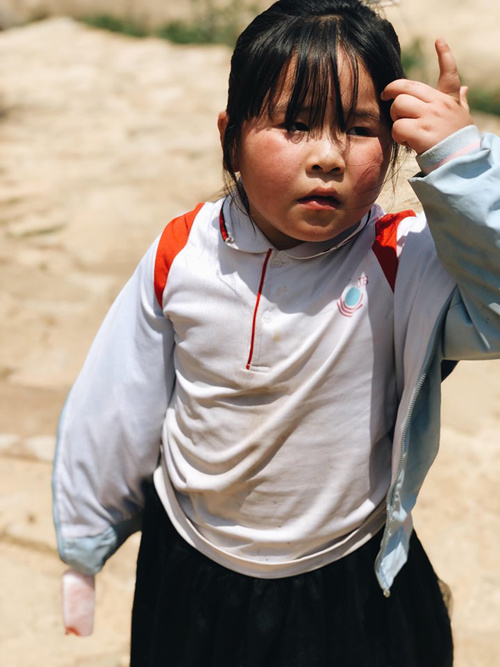 Những đứa trẻ trong làng vẫn giữ nguyên nét hồn nhiên. Những đứa trẻ trong làng vẫn giữ nguyên nét hồn nhiên.