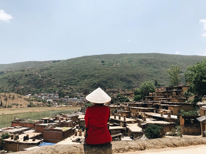 Trong làng có khoảng 600 ngôi nhà gần 300 năm tuổi. Chính quyền địa phương đã trùng tu một số căn, đồng thời hỗ trợ người dân di cư sang ngọn đồi bên cạnh nếu nhà của họ bị xuống cấp nặng. Nếu là khách du lịch nước ngoài không biết tiếng Trung và hạn hẹp về thời gian, bạn có thể lựa chọn taxi để đến đây. Làng cách thị trấn gần nhất khoảng 20 km. Trong làng có khoảng 600 ngôi nhà gần 300 năm tuổi. Chính quyền địa phương đã trùng tu một số căn, đồng thời hỗ trợ người dân di cư sang ngọn đồi bên cạnh nếu nhà của họ bị xuống cấp nặng. Nếu là khách du lịch nước ngoài không biết tiếng Trung và hạn hẹp về thời gian, bạn có thể lựa chọn taxi để đến đây. Làng cách thị trấn gần nhất khoảng 20 km.