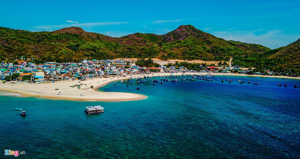 Dãy núi uốn quanh như bức tường thành vững chắc, tạo eo biển