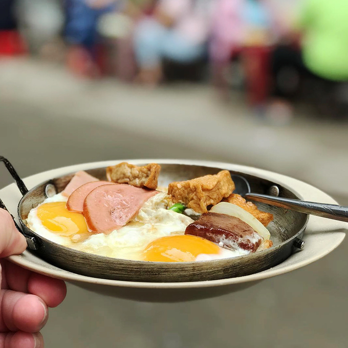 Bạn có thể gọi phần ốp la kèm thịt nguội riêng hay phần thập cẩm, rắc lên ít tiêu, nước tương, tương ớt là bạn có thể thưởng thức. Khách sẽ ngồi trên ghế nhựa trong một con hẻm nhỏ. Giá một phần bánh mì ăn trên chảo từ 40.000 đồng. Bạn có thể gọi phần ốp la kèm thịt nguội riêng hay phần thập cẩm, rắc lên ít tiêu, nước tương, tương ớt là bạn có thể thưởng thức. Khách sẽ ngồi trên ghế nhựa trong một con hẻm nhỏ. Giá một phần bánh mì ăn trên chảo từ 40.000 đồng.