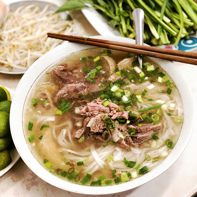 Phở Sự khác biệt rõ rệt nhất giữa tô phở Sài Gòn và Hà Nội có lẽ phải kể đến đĩa giá trụng hoặc để sống. Người Sài Gòn còn ăn phở kèm ngò gai, húng quế, húng láng, ngò ôm, hành lá và một số loại rau thơm khác. Ai thích thứ nào thì lấy bỏ vào tô. Hương vị sẽ không trọn vẹn nếu thiếu chút tương ớt đỏ, tương đen, miếng chanh, lát ớt. Phở ở Sài Gòn thường được bán theo 5 kiểu: Phở Sự khác biệt rõ rệt nhất giữa tô phở Sài Gòn và Hà Nội có lẽ phải kể đến đĩa giá trụng hoặc để sống. Người Sài Gòn còn ăn phở kèm ngò gai, húng quế, húng láng, ngò ôm, hành lá và một số loại rau thơm khác. Ai thích thứ nào thì lấy bỏ vào tô. Hương vị sẽ không trọn vẹn nếu thiếu chút tương ớt đỏ, tương đen, miếng chanh, lát ớt. Phở ở Sài Gòn thường được bán theo 5 kiểu: