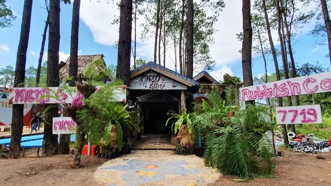 Rubbish Coffee nằm ở vùng ngoại ô, thuộc tỉnh Kandal, Campuchia. Địa chỉ này đón khách từ đầu tháng 7 nhưng gây chú ý bởi mô hình kinh doanh độc đáo. Rubbish Coffee nằm ở vùng ngoại ô, thuộc tỉnh Kandal, Campuchia. Địa chỉ này đón khách từ đầu tháng 7 nhưng gây chú ý bởi mô hình kinh doanh độc đáo.
