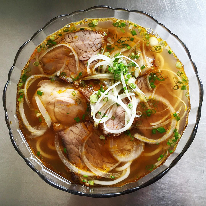 Bún bò Huế Bún bò Huế không xuất phát từ Sài Gòn nhưng vẫn là món ưa thích của nhiều thực khách. Món ăn có vị cay nồng, thơm và no lâu. Nước lèo nổi bật màu đỏ đặc trưng, thường được hầm xương bò với sả. Tô bún đầy đủ phải có vài lát thịt bò, chả lụa, giò heo, hành lá... Buổi sáng, quán bún bò Huế chú Há trên đường Võ Văn Tần là địa chỉ được nhiều thực khách ghé chân. Mỗi phần ăn có giá từ 45.000 đồng. Bún bò Huế Bún bò Huế không xuất phát từ Sài Gòn nhưng vẫn là món ưa thích của nhiều thực khách. Món ăn có vị cay nồng, thơm và no lâu. Nước lèo nổi bật màu đỏ đặc trưng, thường được hầm xương bò với sả. Tô bún đầy đủ phải có vài lát thịt bò, chả lụa, giò heo, hành lá... Buổi sáng, quán bún bò Huế chú Há trên đường Võ Văn Tần là địa chỉ được nhiều thực khách ghé chân. Mỗi phần ăn có giá từ 45.000 đồng.