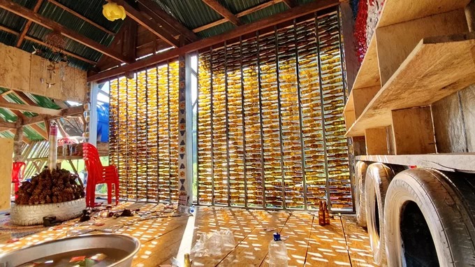 Vách tường của quán được làm từ hàng trăm vỏ chai. Một số trang trí được thiết kế từ những chiếc lá khô chủ quán lấy trong rừng. Vách tường của quán được làm từ hàng trăm vỏ chai. Một số trang trí được thiết kế từ những chiếc lá khô chủ quán lấy trong rừng.