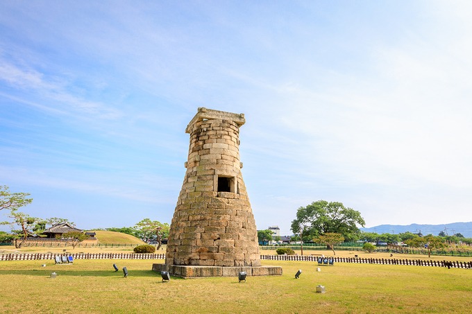 Đài thiên văn Cheomseongdae Đây là đài quan sát thiên văn lâu đời nhất còn sót lại ở châu Á. Công trình được hoàng hậu Seondeok của vương triều Silla xây dựng nhằm hỗ trợ nông nghiệp. Kết cấu đài quan sát được xây từ 362 khối đá tượng trưng cho 362 ngày trong năm âm lịch. 27 lớp xếp tầng, gồm 3 lớp giữa trùng vào vị trí cửa sổ, 12 lớp phía trên và 12 lớp phía dưới tương ứng với 12 tháng trong năm. Ảnh: ARTYOORAN. Đài thiên văn Cheomseongdae Đây là đài quan sát thiên văn lâu đời nhất còn sót lại ở châu Á. Công trình được hoàng hậu Seondeok của vương triều Silla xây dựng nhằm hỗ trợ nông nghiệp. Kết cấu đài quan sát được xây từ 362 khối đá tượng trưng cho 362 ngày trong năm âm lịch. 27 lớp xếp tầng, gồm 3 lớp giữa trùng vào vị trí cửa sổ, 12 lớp phía trên và 12 lớp phía dưới tương ứng với 12 tháng trong năm. Ảnh: ARTYOORAN.