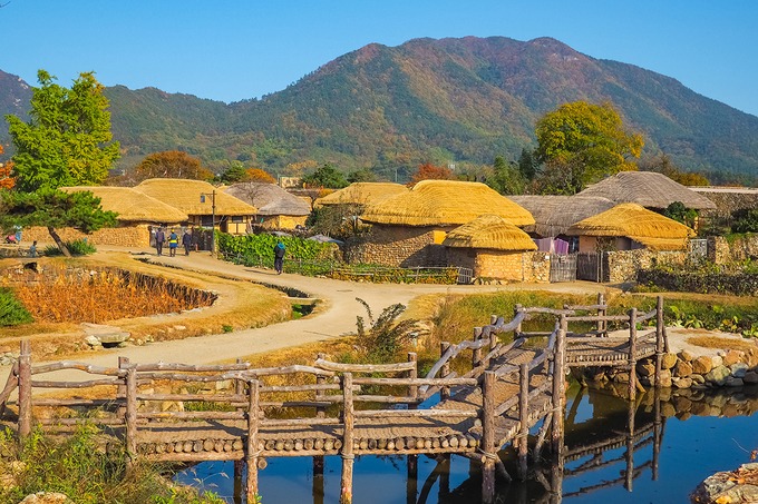 Làng dân gian Wolseong Yangdong Gyeongju là kinh đô của vương triều Silla, song làng Wolseong Yangdong lại thể hiện vẻ đặc trưng của triều đại Joseon. Xây dựng vào khoảng thế kỷ XIV, ngôi làng tập trung khoảng 150 ngôi nhà tranh mái lá truyền thống, được UNESCO công nhận là di sản văn hóa thế giới. Làng nằm trong không gian thơ mộng, bao bọc bởi những ngọn núi trùng điệp, cánh rừng nguyên sinh, đối diện là con sông và cánh đồng bát ngát. Ảnh: NavyBank. Làng dân gian Wolseong Yangdong Gyeongju là kinh đô của vương triều Silla, song làng Wolseong Yangdong lại thể hiện vẻ đặc trưng của triều đại Joseon. Xây dựng vào khoảng thế kỷ XIV, ngôi làng tập trung khoảng 150 ngôi nhà tranh mái lá truyền thống, được UNESCO công nhận là di sản văn hóa thế giới. Làng nằm trong không gian thơ mộng, bao bọc bởi những ngọn núi trùng điệp, cánh rừng nguyên sinh, đối diện là con sông và cánh đồng bát ngát. Ảnh: NavyBank.