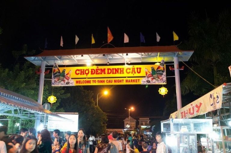 Chợ Dinh Cậu nhộn nhịp lúc về đêm.