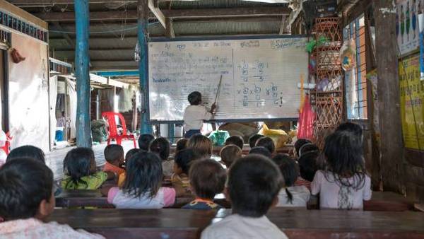 Trẻ em ở Kompong Khleang khao khát được đi học để thoát khỏi cuộc sống lên đênh trên những ngôi nhà nổi. Trong ảnh là một lớp học do Community First thành lập, có 80 em học sinh tham gia. Ảnh: Brook Sabin Trẻ em ở Kompong Khleang khao khát được đi học để thoát khỏi cuộc sống lên đênh trên những ngôi nhà nổi. Trong ảnh là một lớp học do Community First thành lập, có 80 em học sinh tham gia. Ảnh: Brook Sabin