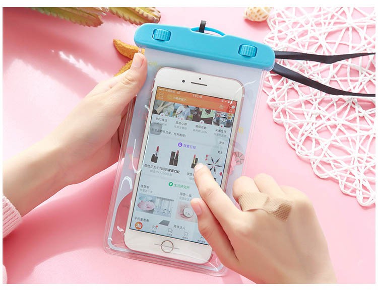 Chuẩn bị túi đựng điện thoại chống nước