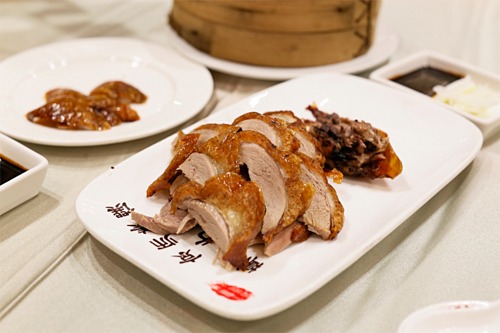 Quán rất đông khách nên vào lúc cao điểm, nhiều người phải đợi từ 30 phút đến một tiếng mới đến lượt được phục vụ. Ảnh: Daniel Food Diary. Quán rất đông khách nên vào lúc cao điểm, nhiều người phải đợi từ 30 phút đến một tiếng mới đến lượt được phục vụ. Ảnh: Daniel Food Diary.