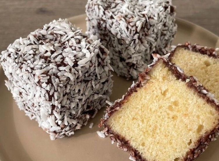 Cận cảnh bánh Lamington phủ chocolate và dừa nạo Cận cảnh bánh Lamington Úc với lớp chocolate đậm vị và dừa nạo trắng mịn