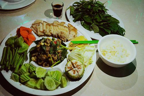 Món mắm ‘ngửi thấy ghê ăn thấy mê’ ở xứ sở chùa tháp