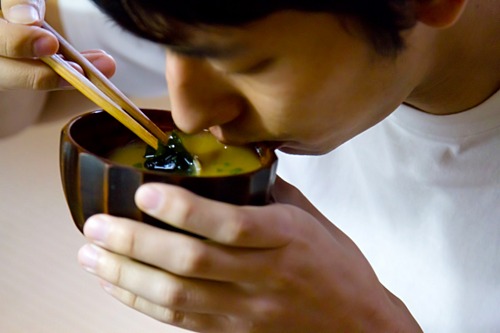Người Nhật cũng nâng bát miso gần miệng để tránh rớt ra ngoài. Ảnh: SoraNews24. Người Nhật cũng nâng bát miso gần miệng để tránh rớt ra ngoài. Ảnh: SoraNews24.