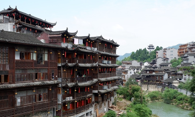 Dưới chế độ cai trị của Thổ Vương (kết thúc cách đây khoảng 300 năm) nhà ở, đường sá, hành lang và cầu ở Phù Dung trấn đều được xây dựng hoàn toàn bằng gỗ và không sử dụng đinh sắt. Cách xây dựng này cho phép người Thổ Gia có thể tháo rời các thanh gỗ để chuyển đi khi cần thiết. Trải qua những biến động của thời gian, các ngôi nhà ở trấn cổ đã được tu sửa và xây mới, kiến trúc lâu năm nhất còn sót lại là nhà Thổ Vương với hơn 300 năm lịch sử. Dưới chế độ cai trị của Thổ Vương (kết thúc cách đây khoảng 300 năm) nhà ở, đường sá, hành lang và cầu ở Phù Dung trấn đều được xây dựng hoàn toàn bằng gỗ và không sử dụng đinh sắt. Cách xây dựng này cho phép người Thổ Gia có thể tháo rời các thanh gỗ để chuyển đi khi cần thiết. Trải qua những biến động của thời gian, các ngôi nhà ở trấn cổ đã được tu sửa và xây mới, kiến trúc lâu năm nhất còn sót lại là nhà Thổ Vương với hơn 300 năm lịch sử.