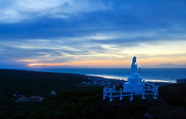 Tượng Phật Bà Quan Âm trên đỉnh núi Cao Cát.