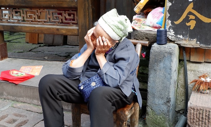 Hiện nay, Phù Dung trấn có khoảng 17.000 người sinh sống, trong đó chủ yếu là người Thổ Gia. Đây là một dân tộc thiểu số lâu đời của Trung Quốc, chủ yếu sinh sống tại các vùng Hồ Nam, Hồ Bắc, Trùng Khánh và Quý Châu. Hiện nay, Phù Dung trấn có khoảng 17.000 người sinh sống, trong đó chủ yếu là người Thổ Gia. Đây là một dân tộc thiểu số lâu đời của Trung Quốc, chủ yếu sinh sống tại các vùng Hồ Nam, Hồ Bắc, Trùng Khánh và Quý Châu.