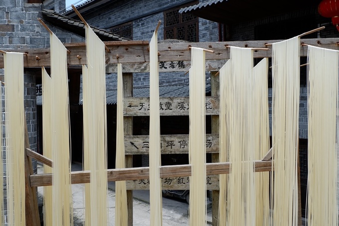 Ngoài du lịch, người dân địa phương còn phát triển một số làng nghề khác như chế tác sừng, làm mì và thịt hun khói. Ngoài du lịch, người dân địa phương còn phát triển một số làng nghề khác như chế tác sừng, làm mì và thịt hun khói.