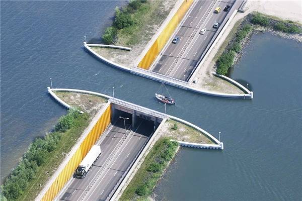 Veluwemeer có độ sâu 3 mét dưới nước, cho phép các thuyền nhỏ và các loại phương tiện dưới nước khác có thể qua lại dễ dàng Veluwemeer có độ sâu 3 mét dưới nước, cho phép các thuyền nhỏ và các loại phương tiện dưới nước khác có thể qua lại dễ dàng