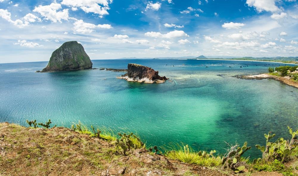 Tuy cách xa thành phố Tuy Hòa (Phú Yên) khoảng 30 km về hướng đông bắc, Hòn Yến vẫn thu hút giới trẻ gần xa đến check-in. Quần thể Hòn Yến được công nhận là Di tích Danh thắng cấp quốc gia vào tháng 4/2018. Ảnh: Shutterstock/Tran Qui Thinh. Tuy cách xa thành phố Tuy Hòa (Phú Yên) khoảng 30 km về hướng đông bắc, Hòn Yến vẫn thu hút giới trẻ gần xa đến check-in. Quần thể Hòn Yến được công nhận là Di tích Danh thắng cấp quốc gia vào tháng 4/2018. Ảnh: Shutterstock/Tran Qui Thinh.