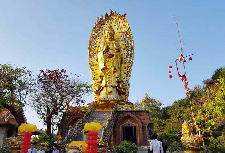 Tượng Phật Bà Quan Âm hai mặt ở Tịnh Xá Ngọc Hòa