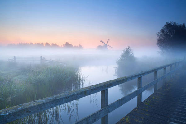 Vùng đất Groningen ở phía Bắc của Hà Lan với các đầm lầy bị nước biển xâm lấn và những chiếc cối xay gió nổi tiếng. Vùng đất Groningen ở phía Bắc của Hà Lan với các đầm lầy bị nước biển xâm lấn và những chiếc cối xay gió nổi tiếng.