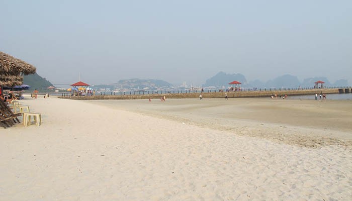 Bãi biển hoang sơ cát trắng mịn tại Bãi Cháy