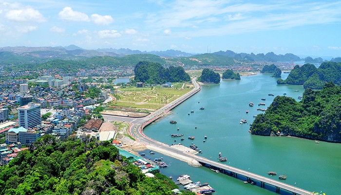 Hòn Gai nhìn từ xa