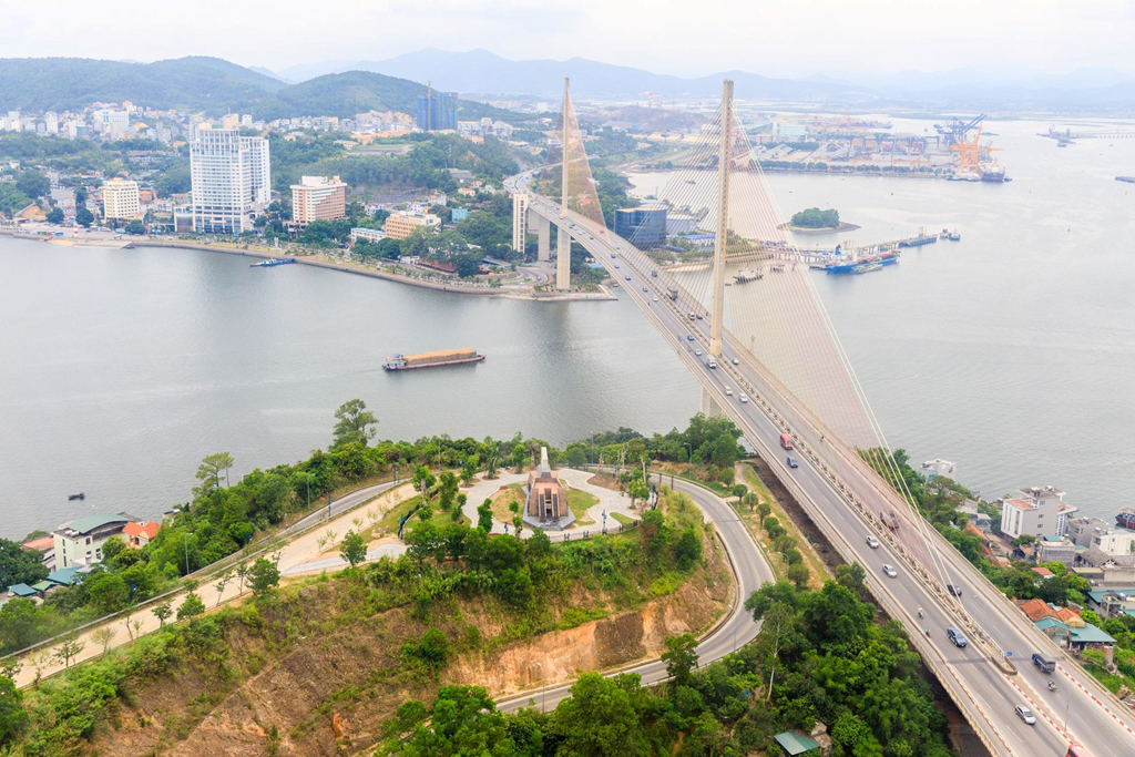 Rời Hà Nội khoảng 170 km, bạn sẽ được hòa mình vào không gian rộng lớn với khung cảnh thiên nhiên hữu tình của thành phố Hạ Long, thiên đường nghỉ dưỡng lý tưởng ở Quảng Ninh. Theo thống kê từ công ty vận tải hành khách Hoppa, vịnh Hạ Long thuộc top 5 điểm đến hấp dẫn nhất ở châu Á. CNN cũng đã đưa ra 25 địa điểm du lịch đẹp nhất hành tinh. Trong đó, vịnh Hạ Long (Quảng Ninh) vinh dự nằm trong danh sách này. Ảnh: Nguyễn Tuấn. Rời Hà Nội khoảng 170 km, bạn sẽ được hòa mình vào không gian rộng lớn với khung cảnh thiên nhiên hữu tình của thành phố Hạ Long, thiên đường nghỉ dưỡng lý tưởng ở Quảng Ninh. Theo thống kê từ công ty vận tải hành khách Hoppa, vịnh Hạ Long thuộc top 5 điểm đến hấp dẫn nhất ở châu Á. CNN cũng đã đưa ra 25 địa điểm du lịch đẹp nhất hành tinh. Trong đó, vịnh Hạ Long (Quảng Ninh) vinh dự nằm trong danh sách này. Ảnh: Nguyễn Tuấn.