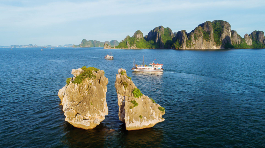 Trải rộng trên diện tích khoảng 1.553 km2, vịnh Hạ Long là nơi sở hữu 1.969 hòn đảo lớn nhỏ. Tới đây, du khách có thể chiêm ngưỡng phong cảnh tuyệt đẹp và trải nghiệm nhiều dịch vụ sang chảnh, đẳng cấp. Hệ thống nghìn đảo đá nhấp nhô, dựng đứng, nhiều hang động tuyệt đẹp, những con thuyền buồm trên biển cả rộng lớn với làn nước trong xanh... tất cả đã tạo nên bức tranh thiên nhiên sống động, thu hút và ấn tượng cho vùng đất vào top 7 Kỳ quan Thiên nhiên Thế giới. Ảnh: Nguyễn Tuấn. Trải rộng trên diện tích khoảng 1.553 km2, vịnh Hạ Long là nơi sở hữu 1.969 hòn đảo lớn nhỏ. Tới đây, du khách có thể chiêm ngưỡng phong cảnh tuyệt đẹp và trải nghiệm nhiều dịch vụ sang chảnh, đẳng cấp. Hệ thống nghìn đảo đá nhấp nhô, dựng đứng, nhiều hang động tuyệt đẹp, những con thuyền buồm trên biển cả rộng lớn với làn nước trong xanh... tất cả đã tạo nên bức tranh thiên nhiên sống động, thu hút và ấn tượng cho vùng đất vào top 7 Kỳ quan Thiên nhiên Thế giới. Ảnh: Nguyễn Tuấn.